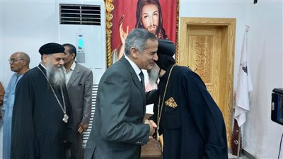 صور| مدير أمن الأقصر يزور كنيسة العذراء بإسنا للتهنئة بعيد القيامة المجيد