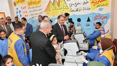 محافظ الشرقية يتفقد سير العمل في مبادرة «عيون أطفالنا.. مستقبلنا»