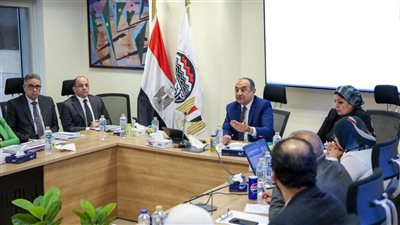 وزير قطاع الأعمال يتابع مستجدات العمل في مشروعات شركات 