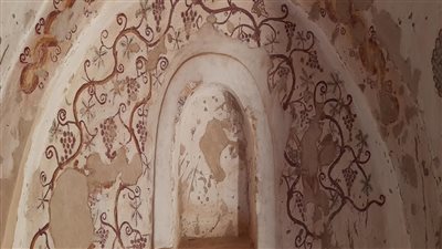 خبير آثار يرصد أقدم الرسوم المسيحية بمصر في مقابر البجوات.. صور 