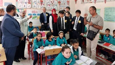 وفد مجلس التعليم الياباني يزور مدرستين في الشروق
