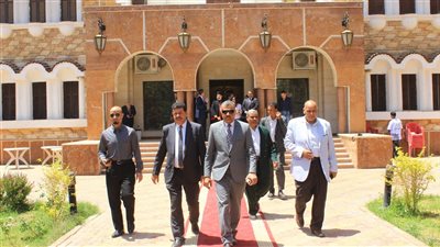 محافظ سوهاج يختتم جولته بتهنئة الأخوة الأقباط بمطرانيات طهطا وطما وكنيسة المراغة