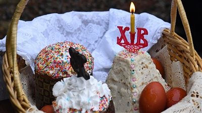 السفير الروسي يُهدي وزيرة خارجية كوريا الشمالية كعكة عيد الفصح