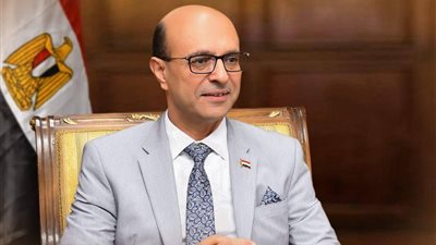 رئيس جامعة أسيوط يهنئ شوكت صابر بعضوية لجنة الكرة الطائرة الشاطئية بالاتحاد العربي