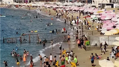اقبال المواطنين على الشواطئ للاستمتاع بشم النسيم بالاسكندرية 