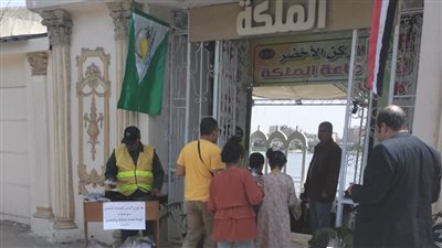 محافظة الجيزة توزّع أكياسًا بلاستيكية مجانًا على روّاد الحدائق والمتنزهات