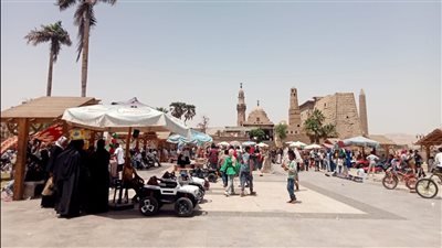 صور| عشرات الأسر تحتفل بشم النسيم بساحة أبو الحجاج بالأقصر 