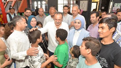 محافظ أسيوط يشارك أطفال داري 