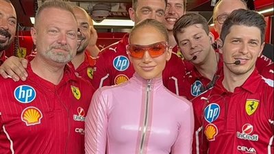 جينيفر لوبيز تشعل أجواء سباق جدة وتتعرض لموقع محرج  في فيراري