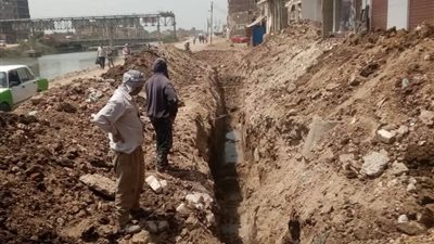 متابعة أعمال الحفر لتركيب مواسير مياه الشرب  في دمنهور