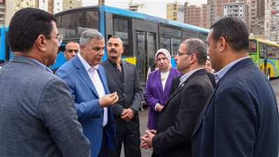 محافظ الإسكندرية يطالب هيئة النقل تحسين مستوى تشغيل أتوبيسات النقل العام 