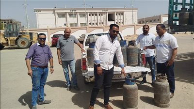 ضبط بائع متجول باسطوانات بوتاجاز لبيعها بالسوق السوداء بالأقصر
