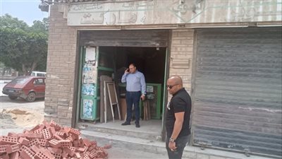 رئيس حي السلام أول يوقف بناء محل تجاري مخالف للقانون 