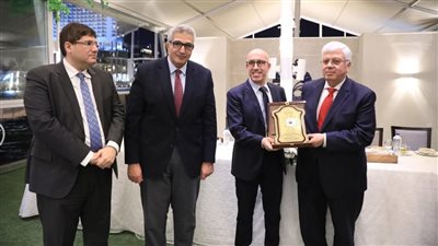 وزير التعليم العالي يكرم رئيس الجامعة الأهلية الفرنسية 