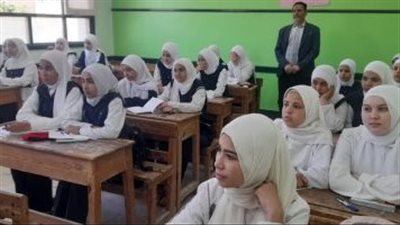وكيل التربية والتعليم بأسيوط يحيل إدارة مدرسة دير الجنادلة الإعدادية للتحقيق