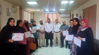 مدير تعليم أبوتشت يكريم المشاركين بالتعليم المجتمعي في معرض الأنشطة التربوية