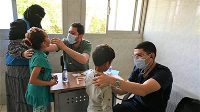 قافلة جامعة الفيوم تقدم خدمات الكشف والعلاج لأهالي قرية منشأة الجمال