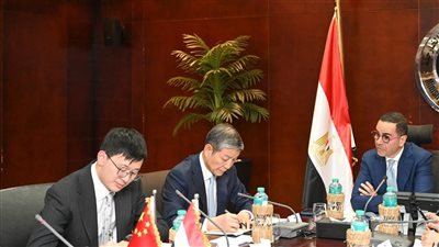 وزير الاستثمار يلتقي السفير الصيني بالقاهرة لبحث سبل تعزيز العلاقات الاقتصادية بين البلدين