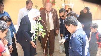 وكيل تعليم قنا يشهد تدشين زراعة 500 شجرة