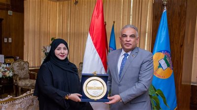 رئيس جامعة طنطا يتسلم درع المجلس العربي للتدريب والإبداع الطلابي