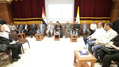 محافظ أسيوط يقدم واجب العزاء في وفاة البابا فرنسيس بمطرانية الأقباط الكاثوليك