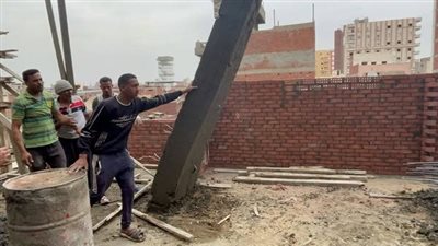 إزالة دور خامس علوي لعقار مخالف بالمنصورة