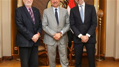 شيمى يبحث مع 