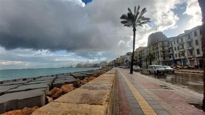 عودة الاجواء الشتوية وإرتفاع أمواج البحر بالإسكندرية 