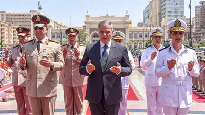 محافظ الإسكندرية وقائد المنطقة الشمالية العسكرية ومدير الأمن يضعون أكليل الزهور على النصب التذكاري للشهداء