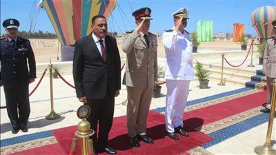 احتفالا بذكرى تحرير سيناء.. محافظ مطروح يضع إكليلا من الزهور بالنصب التذكاري