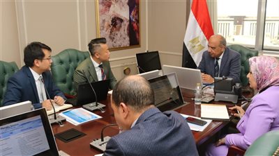 وزير الكهرباء يبحث مع مسئولي شركة 