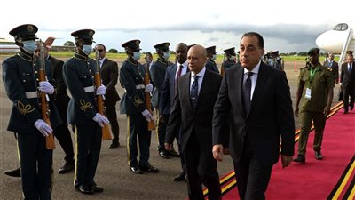 رئيس الوزراء يصل مطار 