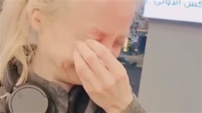 زائرة ألمانية تحقق حلمها بلمس الأهرامات وتعزف سيمفونية بمطار سفنكس الدولي