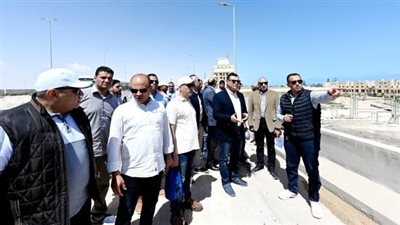 وزير الإسكان يتفقد أعمال رفع كفاءة طريق الازدواج وإنشاء سور منطقة الشانزلزيه بالعلمين