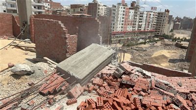 إزالة أعمدة وجدران الدور السادس العلوى لعقار مخالف بالمنصورة