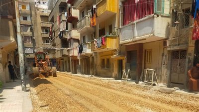 وضع طبقة الأساس واستكمال أعمال الرصف ضمن الخطة الاستثمارية 2025 بالبحيرة