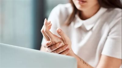 أسباب تنميل الأصابع وطرق الوقاية والتخلص منه 