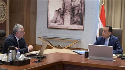 مدبولي يتابع مع رئيس اقتصادية قناة السويس مستجدات العمل وجهود جذب الاستثمارات