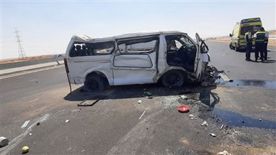 إصابة 7 أشخاص إثر انقلاب ميكروباص بالطريق الأوسطى