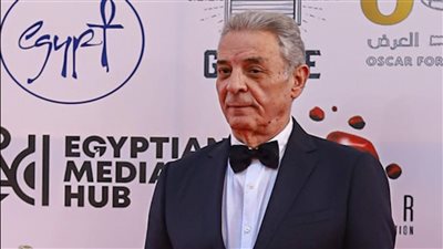 النجم محمود حميدة يخطف الأنظار على ريد كاربت الإسكندرية للفيلم القصير