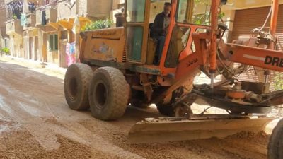 بدء وضع طبقة الأساس بطريق الشوكة البرنوجي في دمنهور