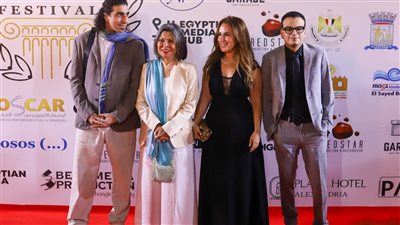 النجوم يتوافدون على السجادة الحمراء لمهرجان الإسكندرية للفيلم القصير