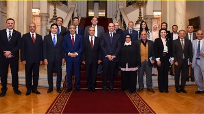 وزير الخارجية يلتقى مع أعضاء مجلس أمناء الحوار الوطني