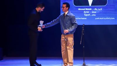 طه دسوقي يقدم تكريم أحمد مالك في حفل مهرجان الإسكندرية للفيلم القصير