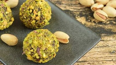 طريقة عمل كرات التمر بتغليفة الفستق لحلوى صحية وسهلة التحضير