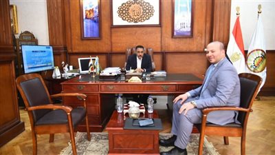 لمناقشة تيسير الخدمات الطبية.. محافظ مطروح يلتقي وكيل وزارة الصحة