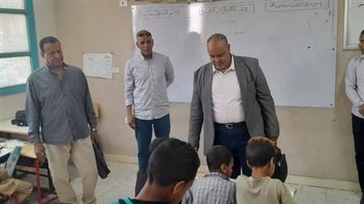مدير عام التعليم العام يتابع انتظام الدراسة بمدرسة نجع موسي علام 