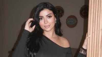 كارولين عزمي تفاجئ جمهورها بالأبيض (صور)