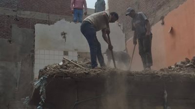 إزالة فورية لعقار آيل للسقوط في القلعة بدمنهور حفاظاً على أرواح المواطنين