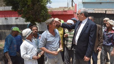 محافظ الغربية يهنئ العمال بعيدهم ويتلقى الورود من المواطنين 